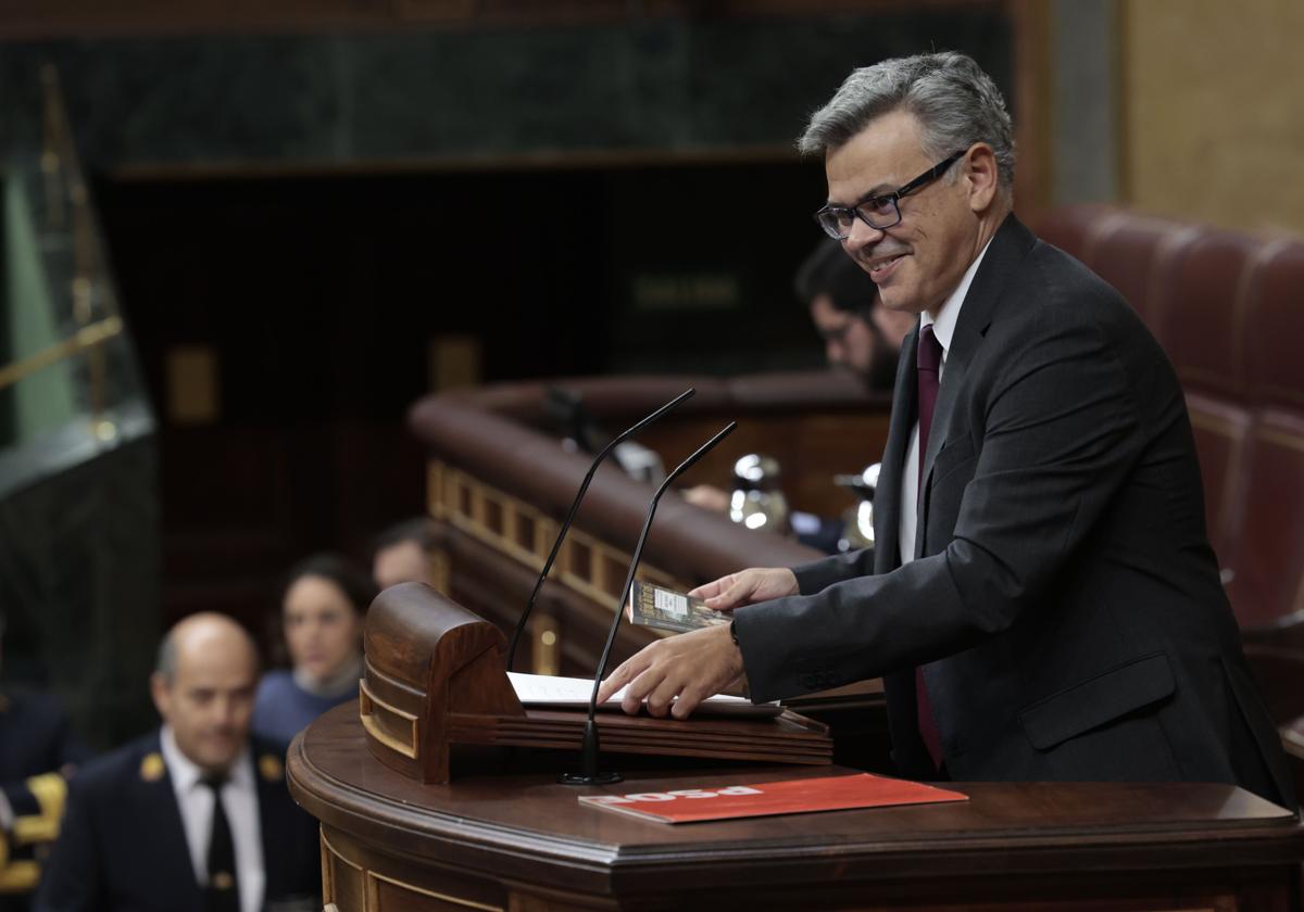 El diputado socialista Juan Antonio González Gracia se dirige a la Cámara durante el pleno en el Congreso de los Diputados.