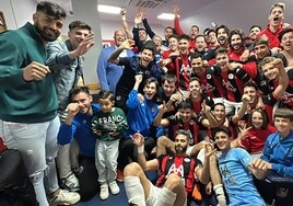 Los jugadores del Extremadura celebran el liderato del grupo.