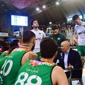 Arturo Álvarez dando instrucciones en un tiempo muerto del partido ante el Leyma Coruña.