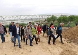 María Guardiola subiendo el túmulo del Turuñuelo junto a la consejera de cultura, el alcalde y directores del yacimiento.