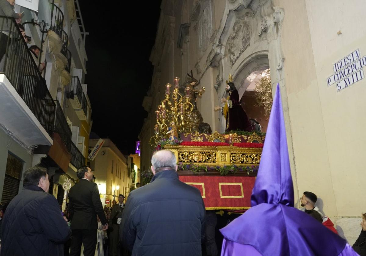 Nuestro Padre Jesús de la Humildad vistió el mantolín de Cristo Rey.