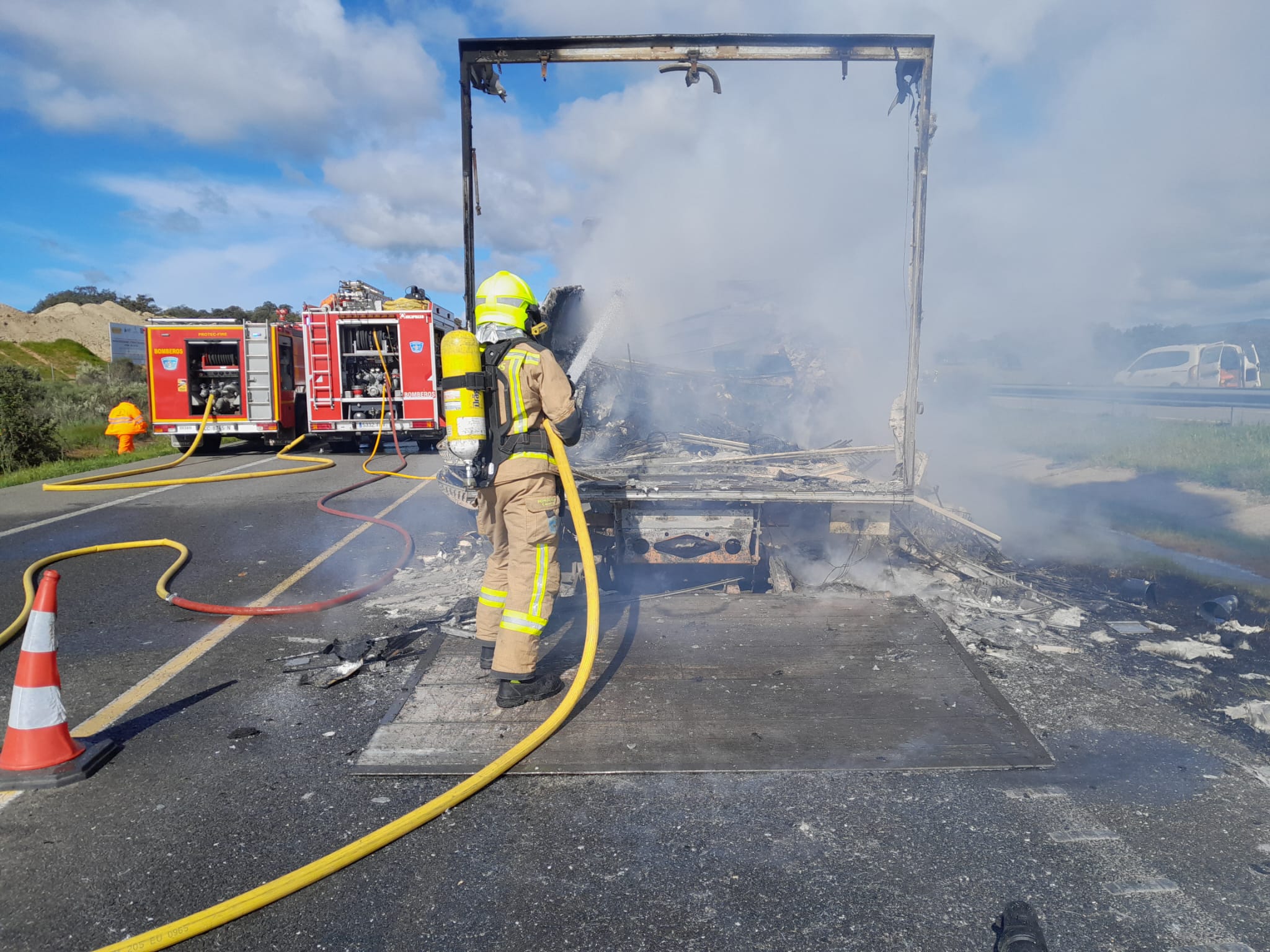 Así ha quedado el camión incendiado que ha obligado a cortar la EX-A1