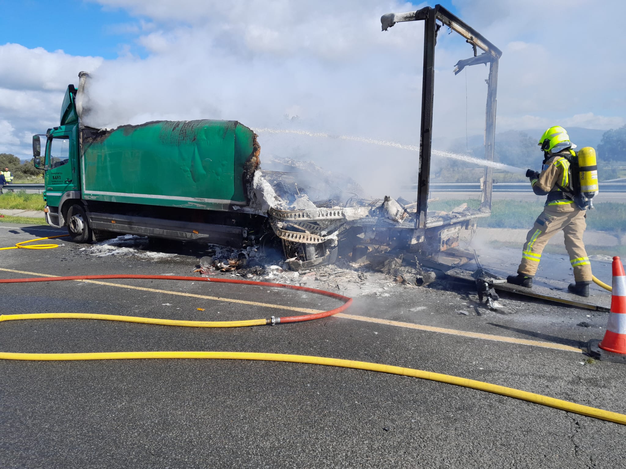 Así ha quedado el camión incendiado que ha obligado a cortar la EX-A1