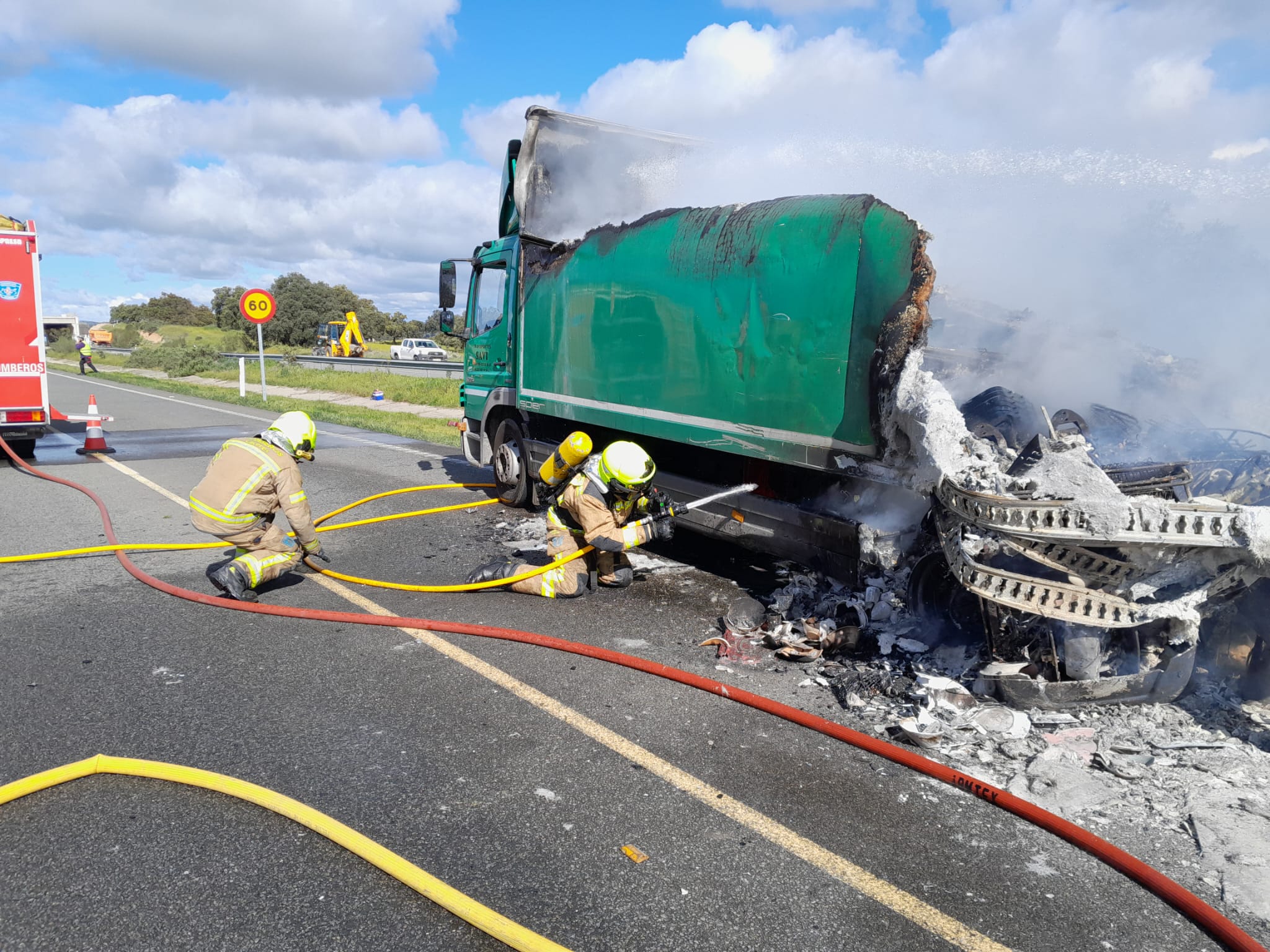 Así ha quedado el camión incendiado que ha obligado a cortar la EX-A1