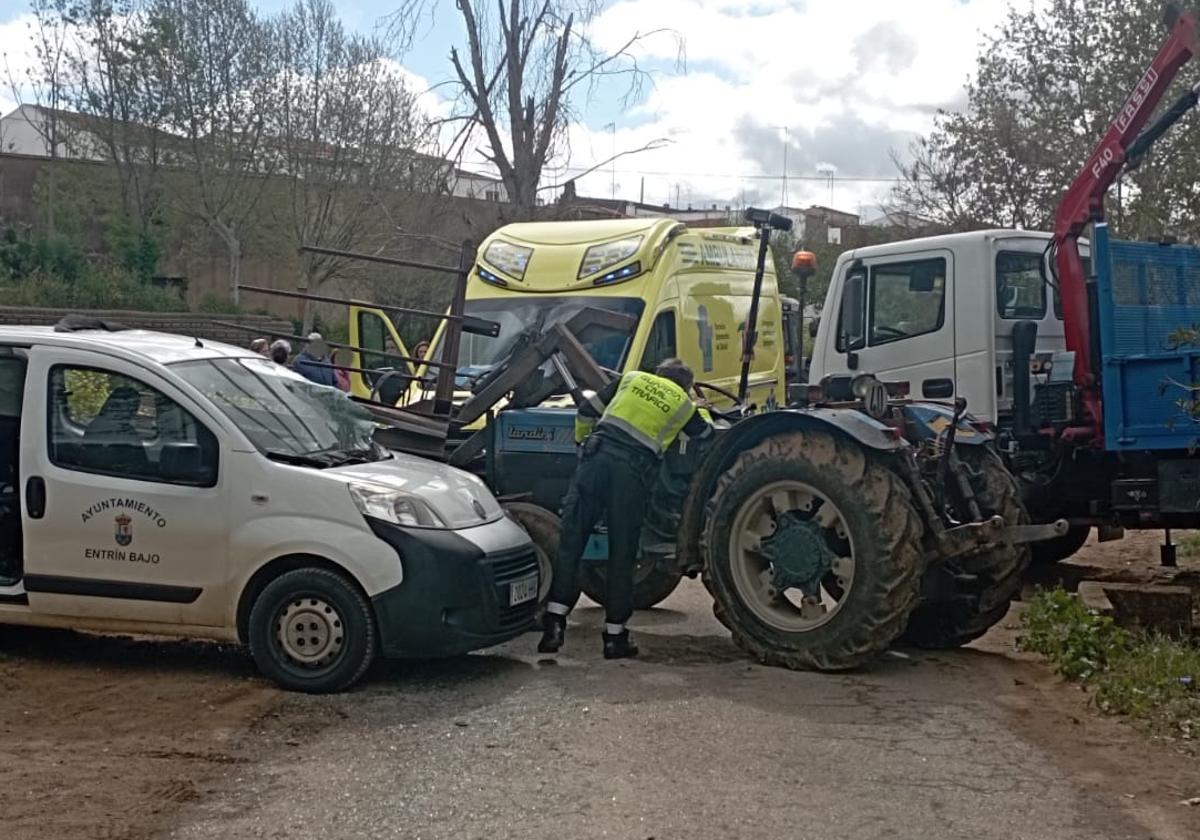 Un agente de la Guardia Civil observa el tractor implicado en el accidente.