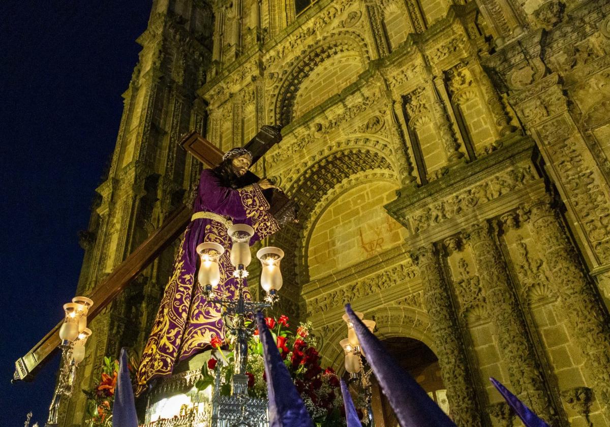 Un momento de la salida del Nazareno en la procesión del Miércoles Santo del año pasado. Recorrido circular de la procesión del Silenco, con salida y llegada en la Catedral de Plasencia.