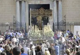 La Virgen de la Soledad a las puertas de la Catedral de Badajoz.