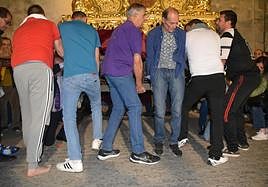 Fotografía de archivo. Los costaleros realizan un esfuerzo a la salida de «Los Judíos»