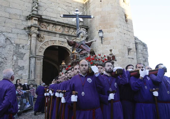 Salida de la procesión de la Vera Cruz desde San Mateo en 2023 con la imagen de la Dolorosa de la Cruz.