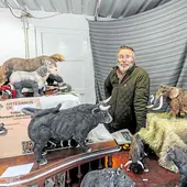 François Marquet vende sus esculturas de animales en el mercado de Semana Santa.