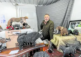 François Marquet vende sus esculturas de animales en el mercado de Semana Santa.