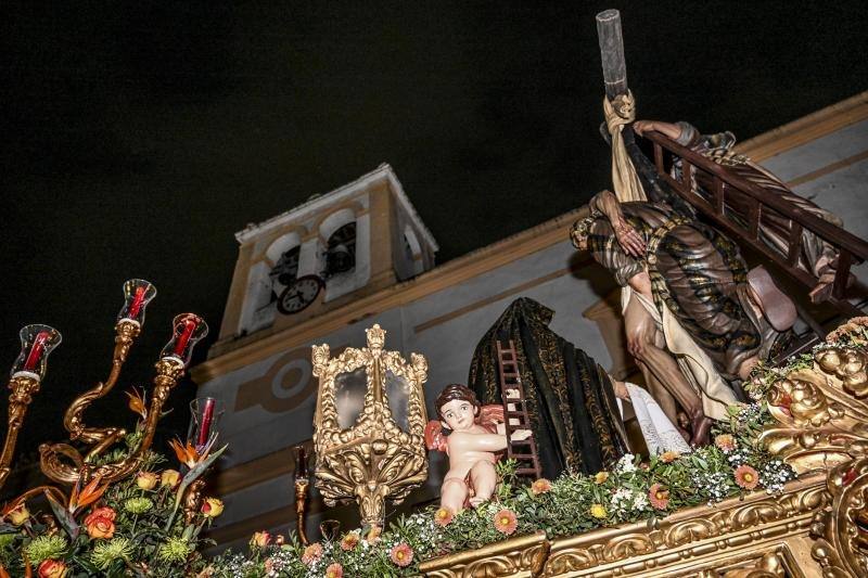 La Esperanza y el Descendimiento aprovecharon un claro para desfilar en Badajoz