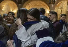 Dos hermanas de los Ramos se abrazan al conocer la cancelación de la procesión.