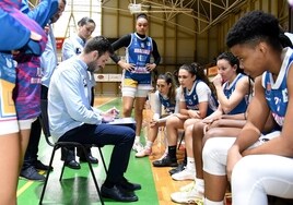 Raúl Pérez dando instrucciones en un tiempo muerto del Miralvalle.