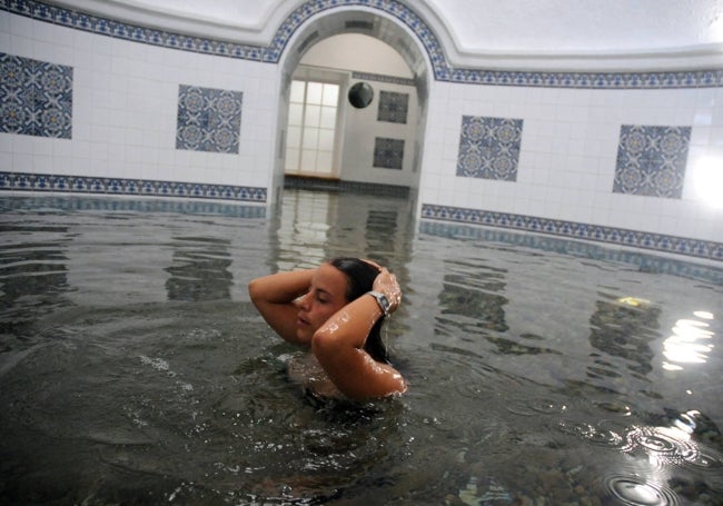 Una clienta en el balneario de Alange.