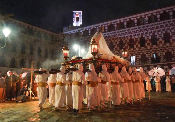 El Cristo del Prendimiento sube a la Plaza Alta de Badajoz para presidir el Viacrucis
