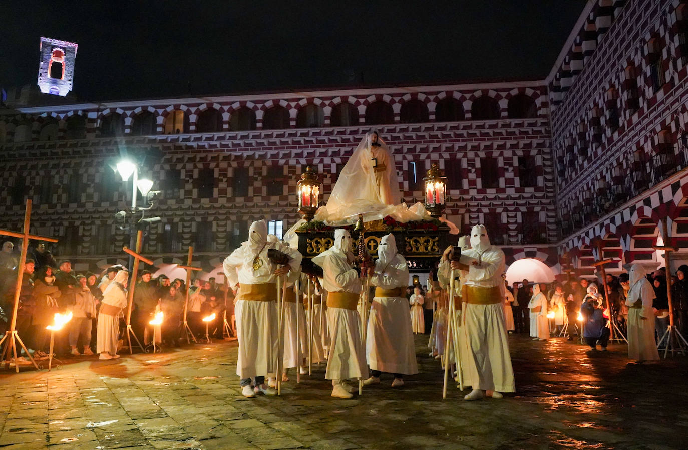 El Cristo del Prendimiento sube a la Plaza Alta de Badajoz para presidir el Viacrucis