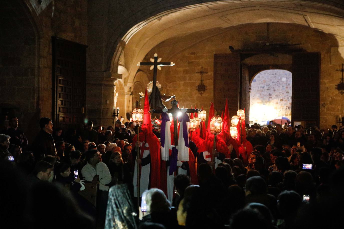 La procesión de la Vera Cruz tampoco pudo salir del templo. 