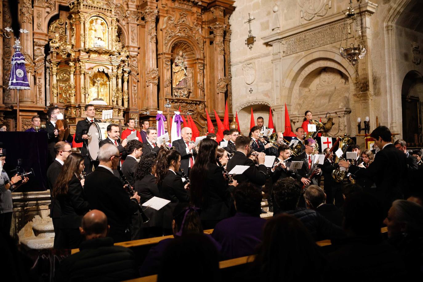 La procesión de la Vera Cruz tampoco pudo salir del templo. 