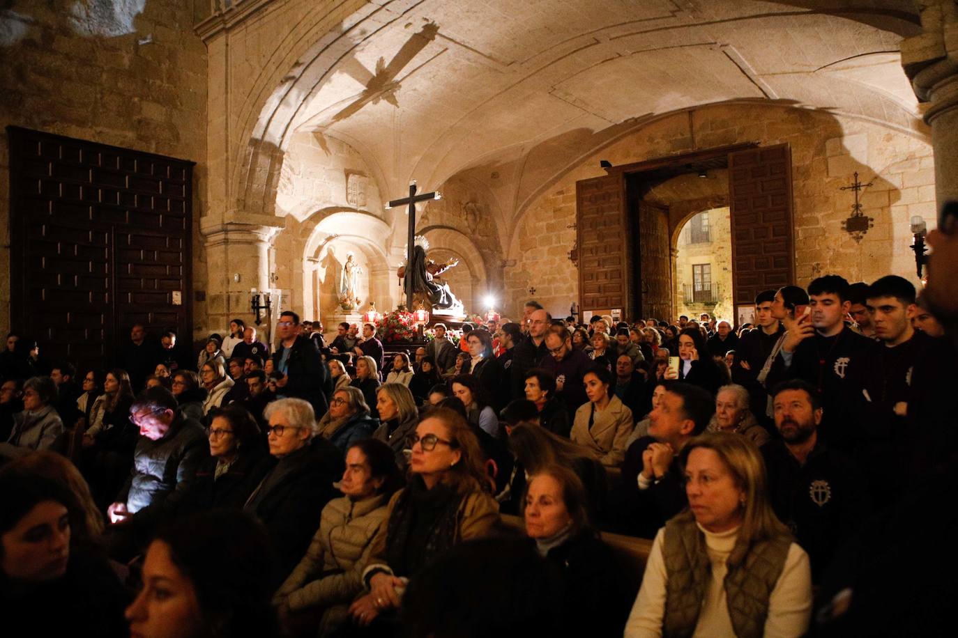 La procesión de la Vera Cruz tampoco pudo salir del templo. 