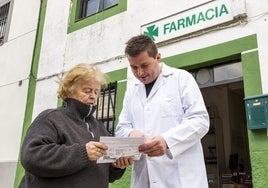 El licenciado Aguilera atiende a Julia en su farmacia de Guijo de Coria.