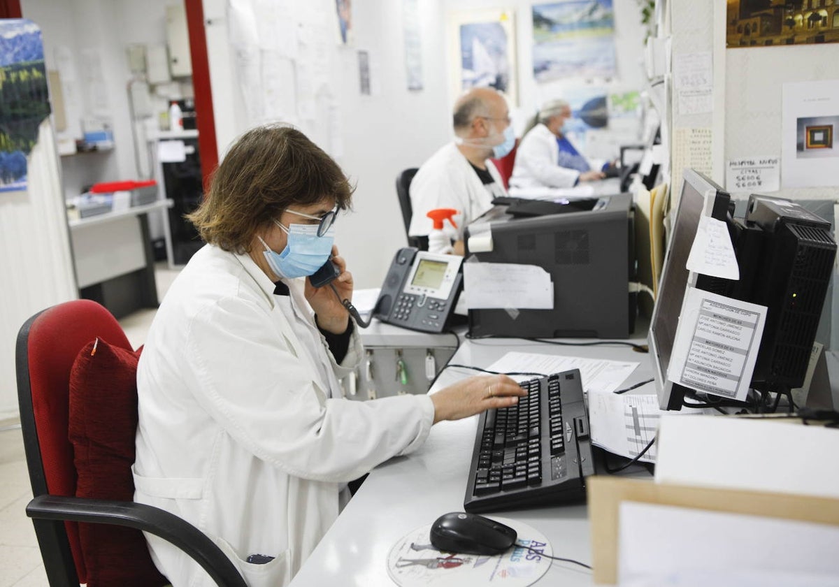 Imagen de archivo de varios administrativos en el centro de salud Manuel Encinas de Cáceres.