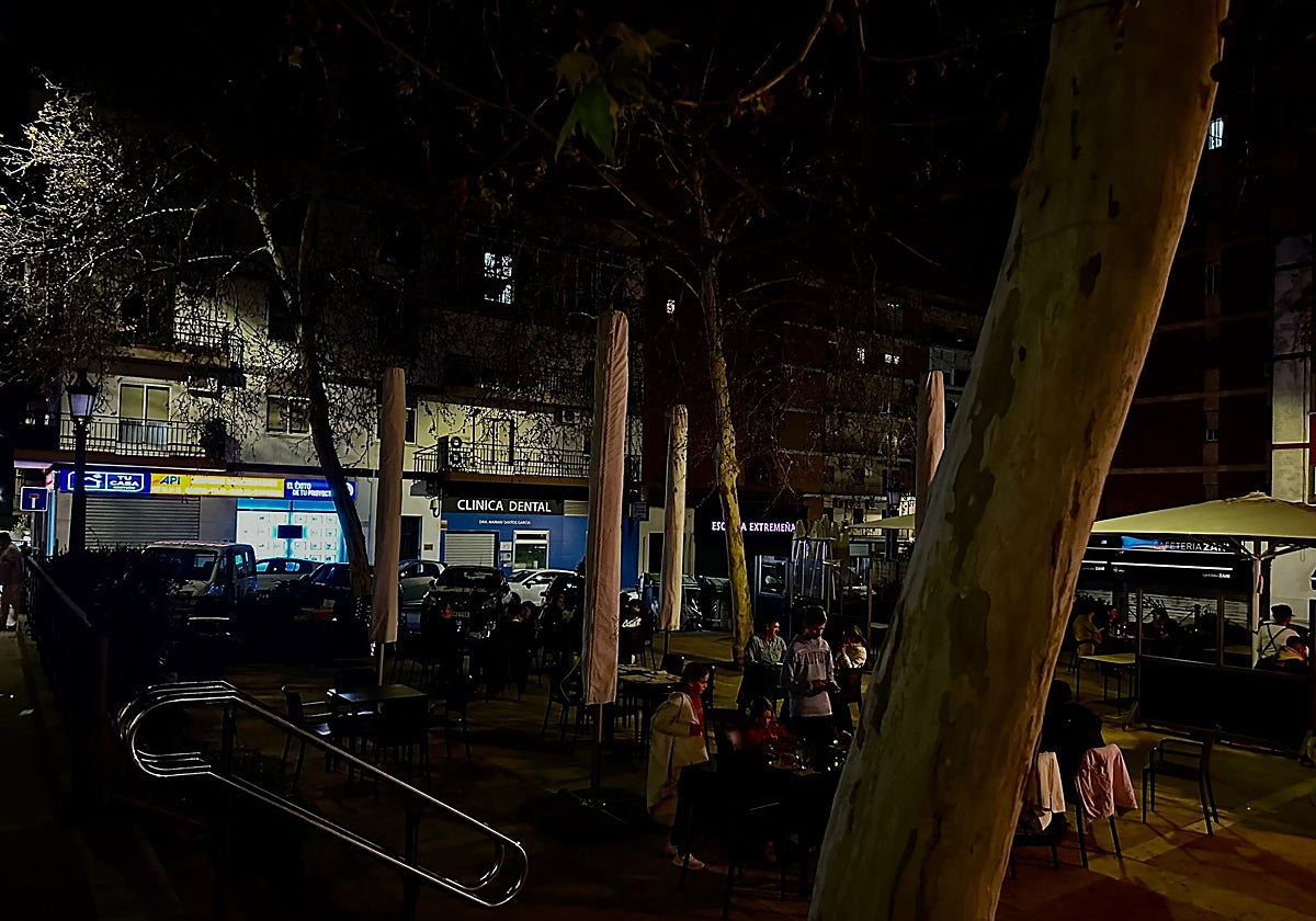 Aspecto de la Plaza de Bruselas, a oscuras.