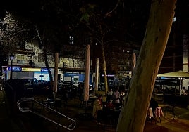 Aspecto de la Plaza de Bruselas, a oscuras.