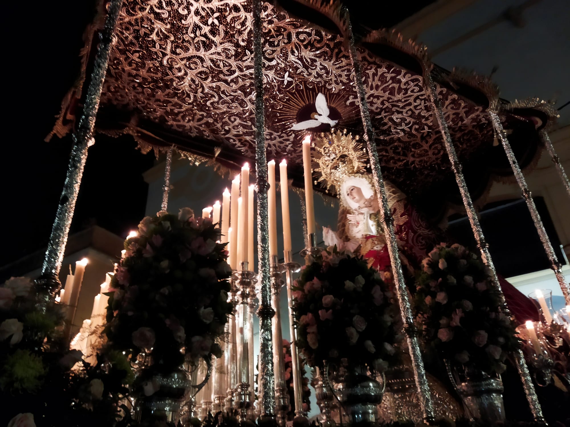 La Esperanza y el Descendimiento aprovecharon un claro para desfilar en Badajoz