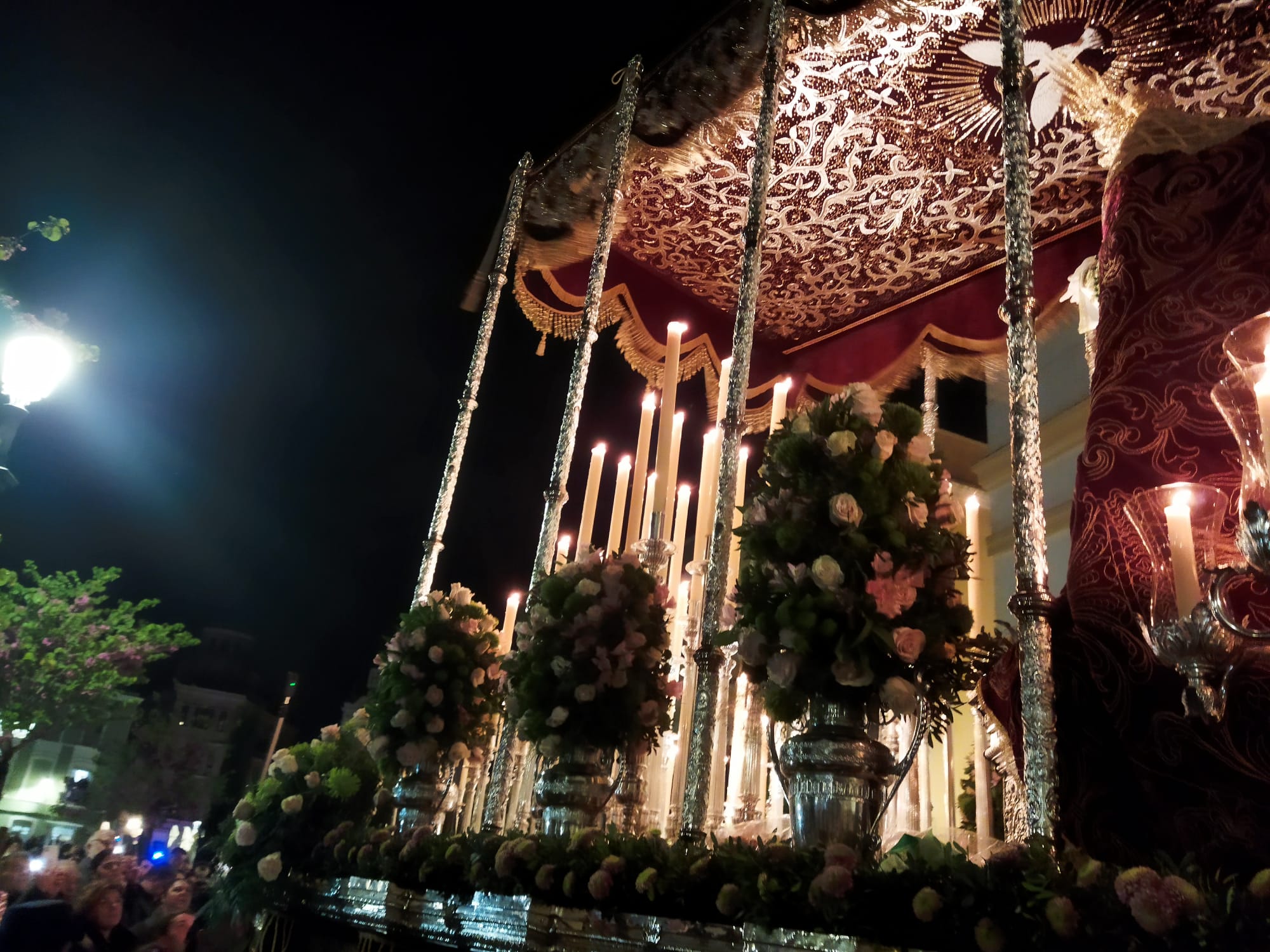 La Esperanza y el Descendimiento aprovecharon un claro para desfilar en Badajoz