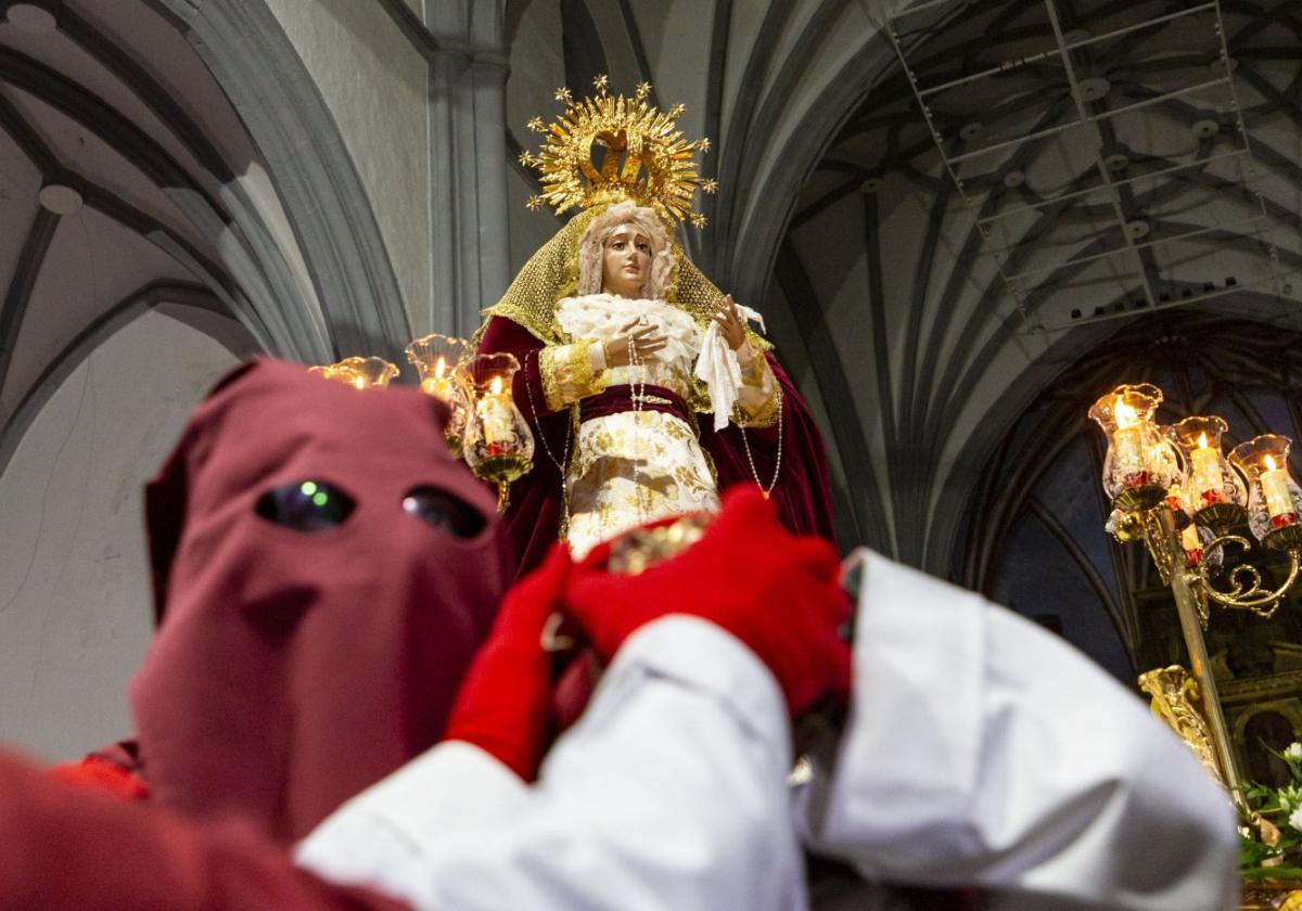 Hermandad Sagrada CenaNuestra Señora del Amor estrenaba saya y una toca de sobremanto.