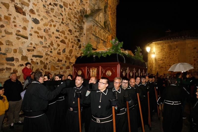 La procesión del Cristo Yacente y la Señora de la Soledad tuvo que regresar al templo por la lluvia. 