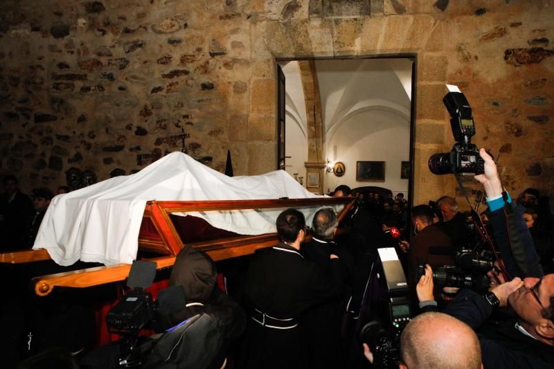 La procesión del Cristo Yacente y la Señora de la Soledad tuvo que regresar al templo por la lluvia. 