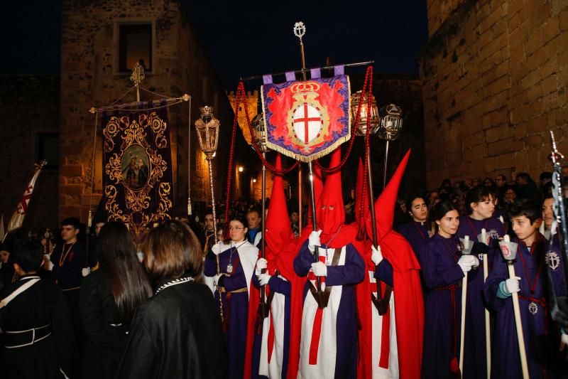 La procesión del Cristo Yacente y la Señora de la Soledad tuvo que regresar al templo por la lluvia. 