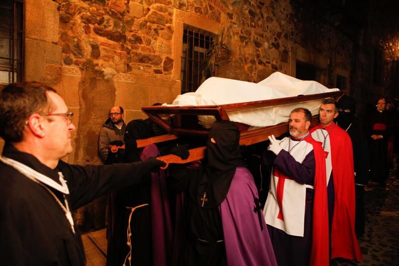 La procesión del Cristo Yacente y la Señora de la Soledad tuvo que regresar al templo por la lluvia. 