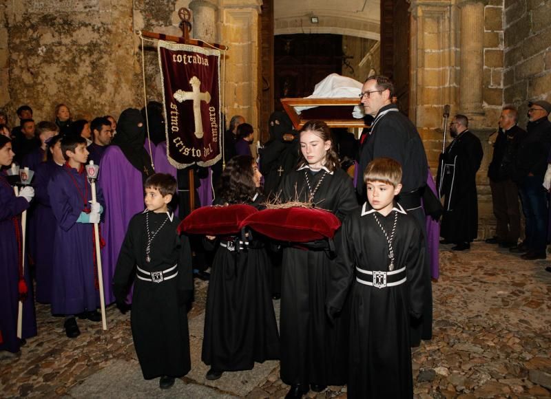 La procesión del Cristo Yacente y la Señora de la Soledad tuvo que regresar al templo por la lluvia. 