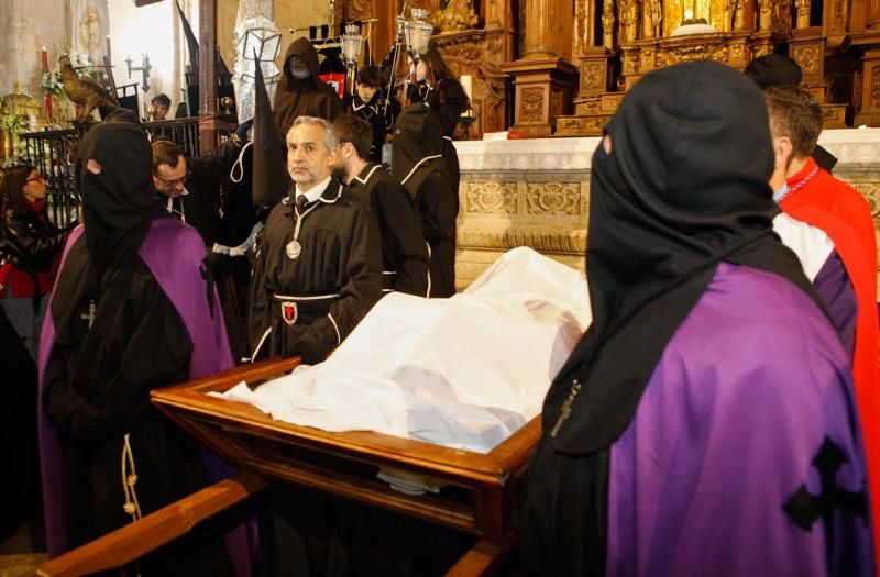 La procesión del Cristo Yacente y la Señora de la Soledad tuvo que regresar al templo por la lluvia. 