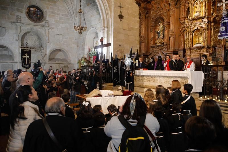 La procesión del Cristo Yacente y la Señora de la Soledad tuvo que regresar al templo por la lluvia. 