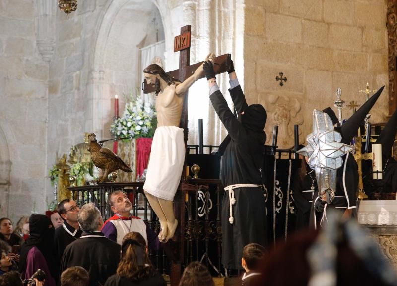 La procesión del Cristo Yacente y la Señora de la Soledad tuvo que regresar al templo por la lluvia. 