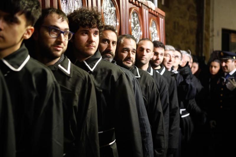 La procesión del Cristo Yacente y la Señora de la Soledad tuvo que regresar al templo por la lluvia. 