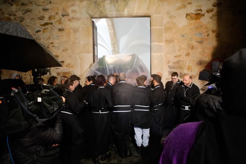 La procesión del Cristo Yacente y la Señora de la Soledad tuvo que regresar al templo por la lluvia. 