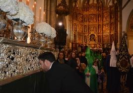 El capatáz del Mayor Dolor llama a los costaleros bajo la mirada del pueblo