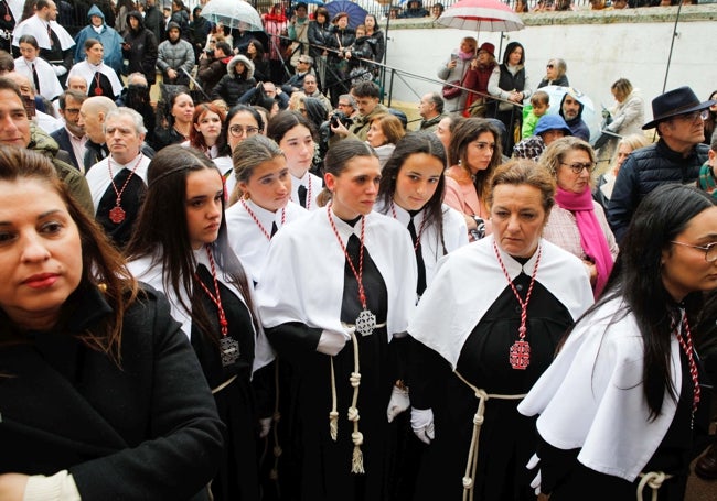 Regreso de las cofrades al templo de Santo Domingo tras el intento fallido de salir.