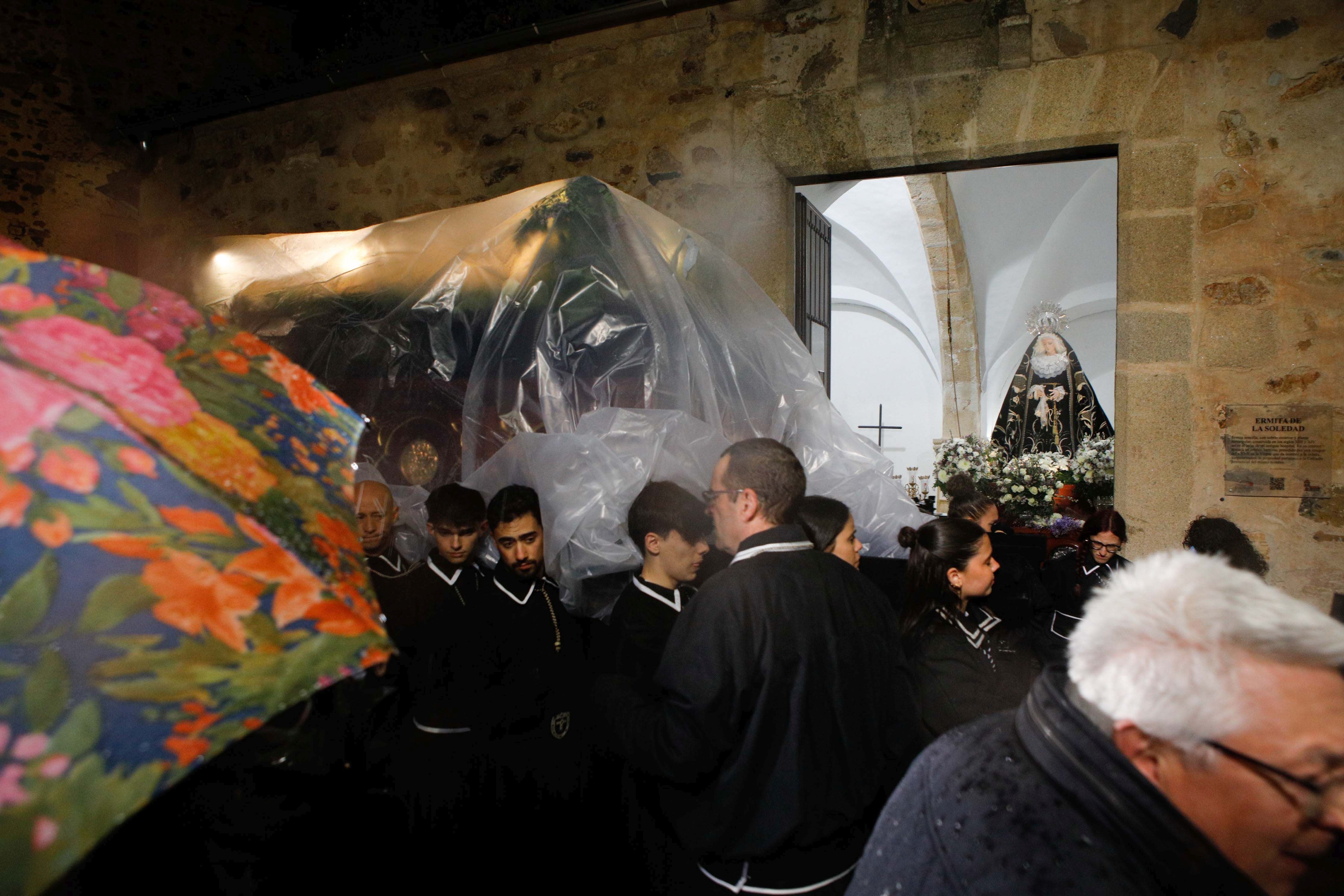 La procesión del Cristo Yacente y la Señora de la Soledad tuvo que regresar al templo por la lluvia. 