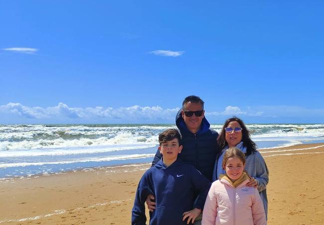 Familia pacense en la playa de La Antilla.