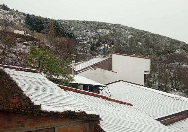 Tejados blancos esta mañana en La Garganta, en el Valle del Ambroz.