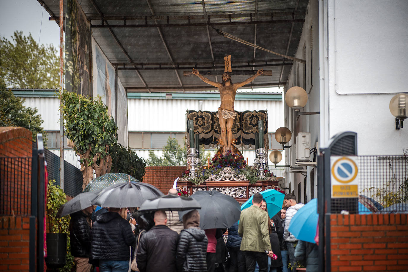 Los costaleros de la Vera Cruz tuvieron que consolarse. 