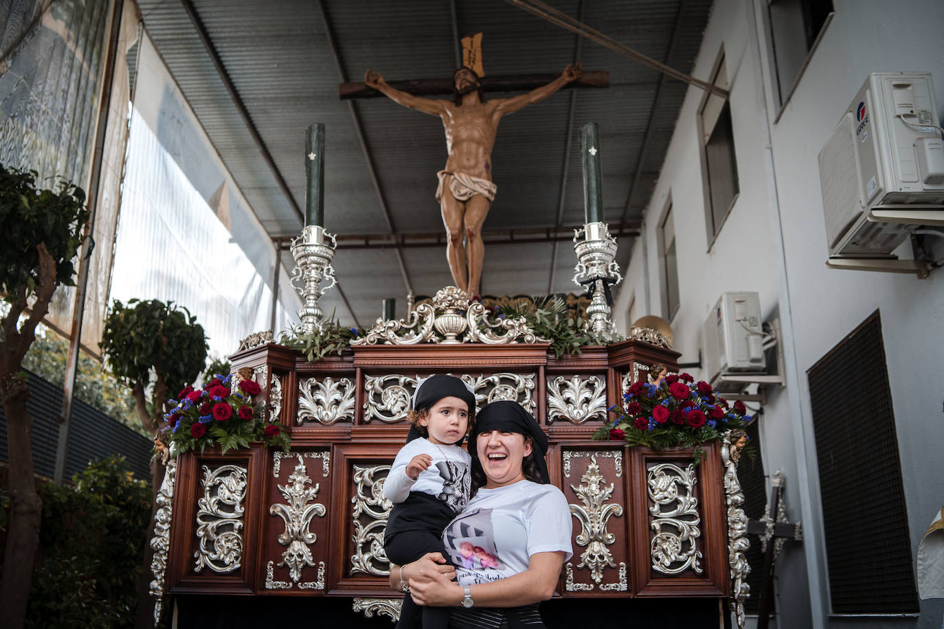 Los costaleros de la Vera Cruz tuvieron que consolarse. 