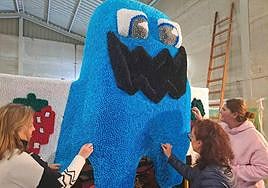 Tic tac tic tac, los campanarienses cuentan las horas para el gran desfile de carrozas de la Romería de Piedraescrita. Una espera que se hará eterna para unos y unas horas que parecerán minutos para otros, concretamente para los artífices de esas carrozas, que ultiman los detalles para sacar a relucir sus obras de arte por las calles de la localidad. Cientos de horas de duro trabajo que comenzó hace unos dos meses y medio y que, por fin, verán sus frutos (aunque sin dejar de mirar la cielo para pedir a la Virgen que el sol reluzca)