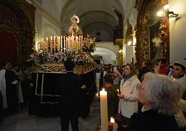 Las velas de las mujeres frexnenses acompañaban a la Soledad en el interior de Santa María